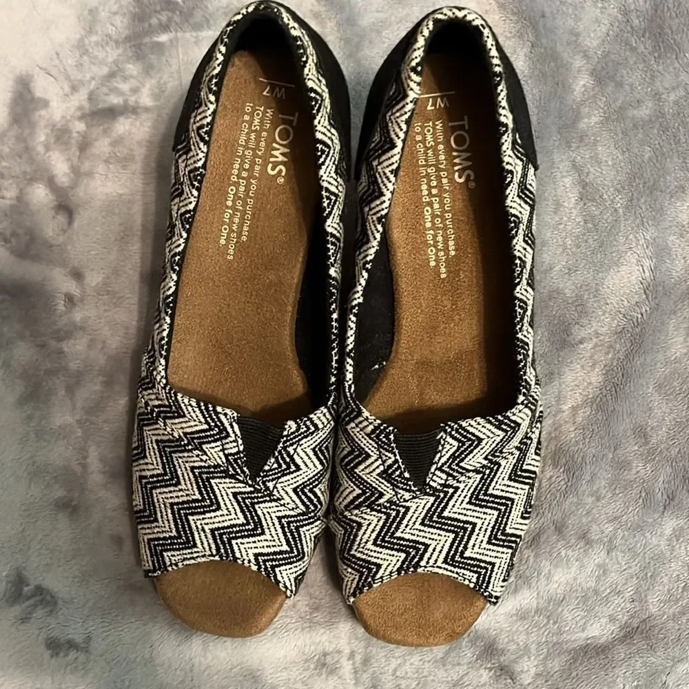 TOMS Women's Black/White Aztec Cork Wedges